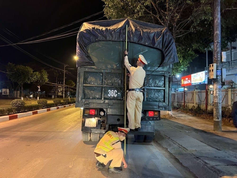 Phòng CSGT tỉnh Kon Tum phối hợp với Công an huyện Ngọc Hồi kiểm tra, xử lý các phương tiện vận tải có dấu hiệu cơi nới. (Ảnh: Trần Nghĩa).