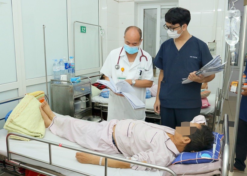 PGS. TS Đỗ Duy Cường thăm khám cho bệnh nhân đang điều trị tại Trung tâm Nhiệt đới, Bệnh viện Bạch Mai