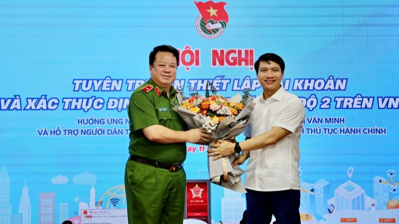 Nguyễn Ngọc Lương tặng hoa chúc mừng Thiếu tướng Nguyễn Quốc Hùng nhân kỷ niệm 78 năm Ngày truyền thống Công an nhân dân Việt Nam (19/8/1945 - 19/8/2023)