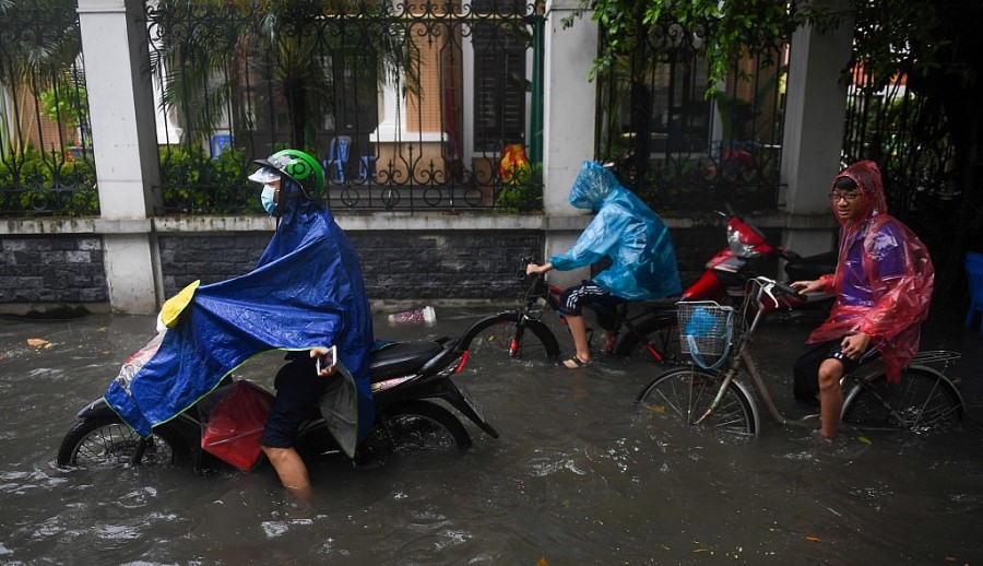 Hà Nội: Mưa lớn diện rộng, nhiều tuyến đường nội đô úng ngập cục bộ