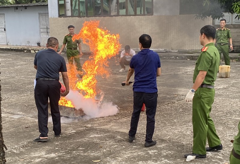 Các học viên được hướng dẫn sử dụng các phương tiện để thực hành chữa cháy 