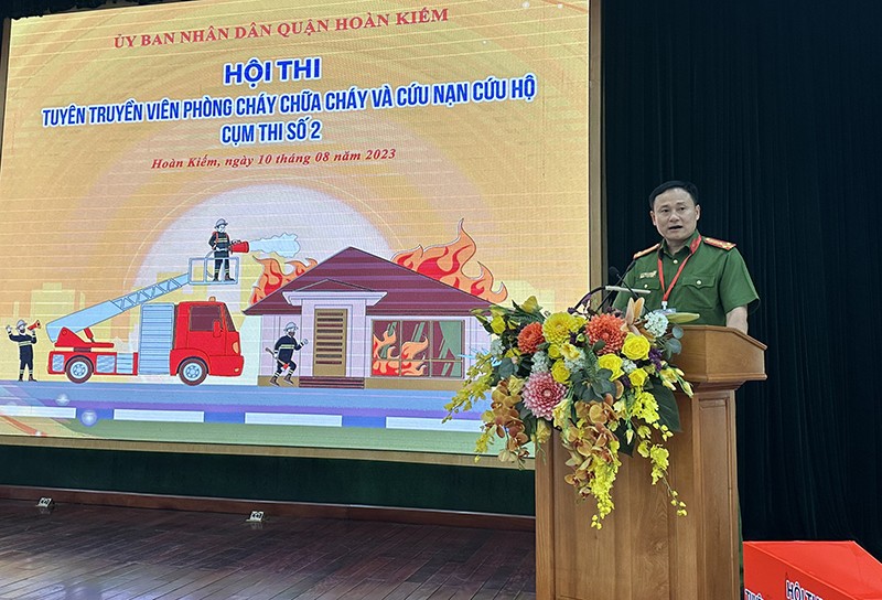 Thượng tá Hoàng Trung Kiên, Phó Trưởng Công an quận Hoàn Kiếm phát biểu tại hội thi