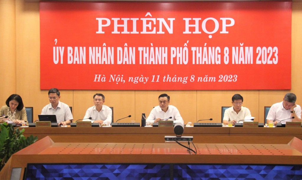 Chủ tịch UBND thành phố Hà Nội Trần Sỹ Thanh chủ trì phiên họp.