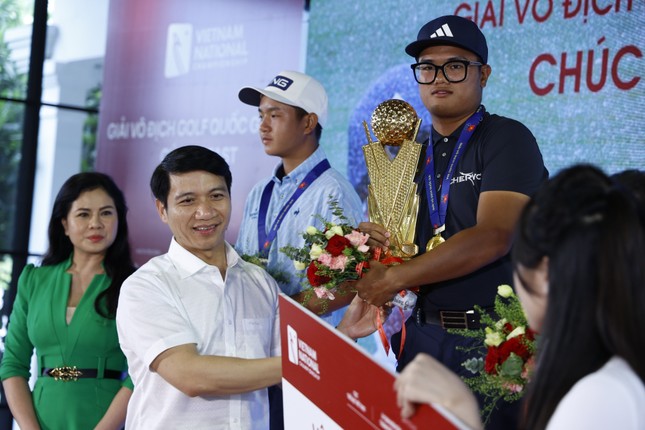 Golfer Nguyễn Nhất Long lên ngôi vô địch giải Golf quốc gia năm 2023 - Cúp VinFast