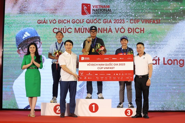 Golfer Nguyễn Nhất Long lên ngôi vô địch giải Golf quốc gia năm 2023 - Cúp VinFast