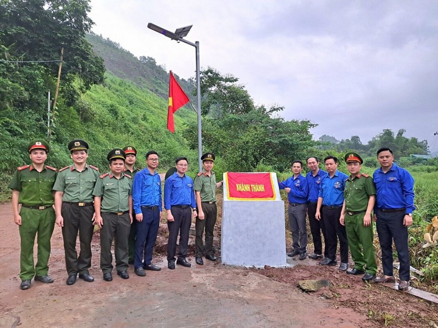 Trao tặng công trình “ Tuyến đường điện chiếu sáng bằng năng lượng mặt trời” cho nhân dân thôn Bắc Cáp xã Đạp Thanh