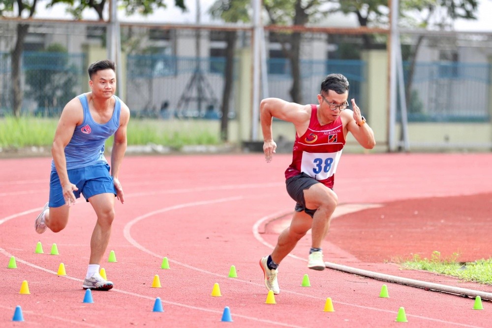 Những chân chạy điền kinh nỗ lực trên pitch