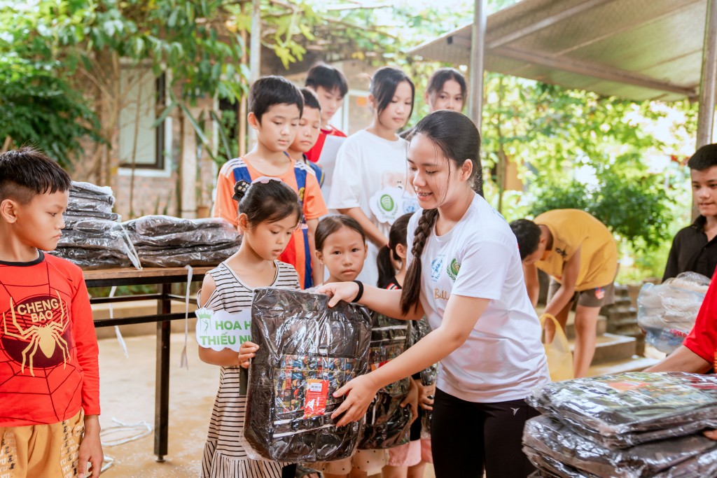 Bella Vũ trao quà tới các em học sinh có hoàn cảnh khó khăn tại Hà Giang