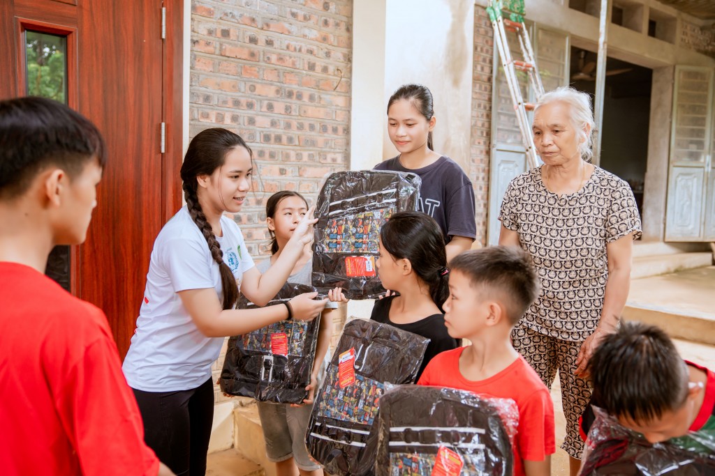 Bella Vũ tặng quà năm học mới cho trẻ em nhiều vùng miền trên cả nước