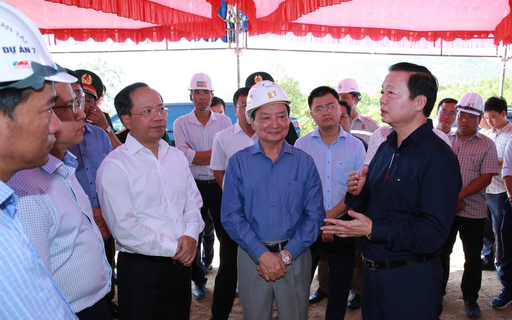 Phó Thủ tướng Trần Hồng Hà nghe báo cáo tiến độ trên công trường thi công đoạn tuyến cao tốc Vân Phong-Nha Trang, sáng 10/8 - Ảnh: VGP/Minh Khôi