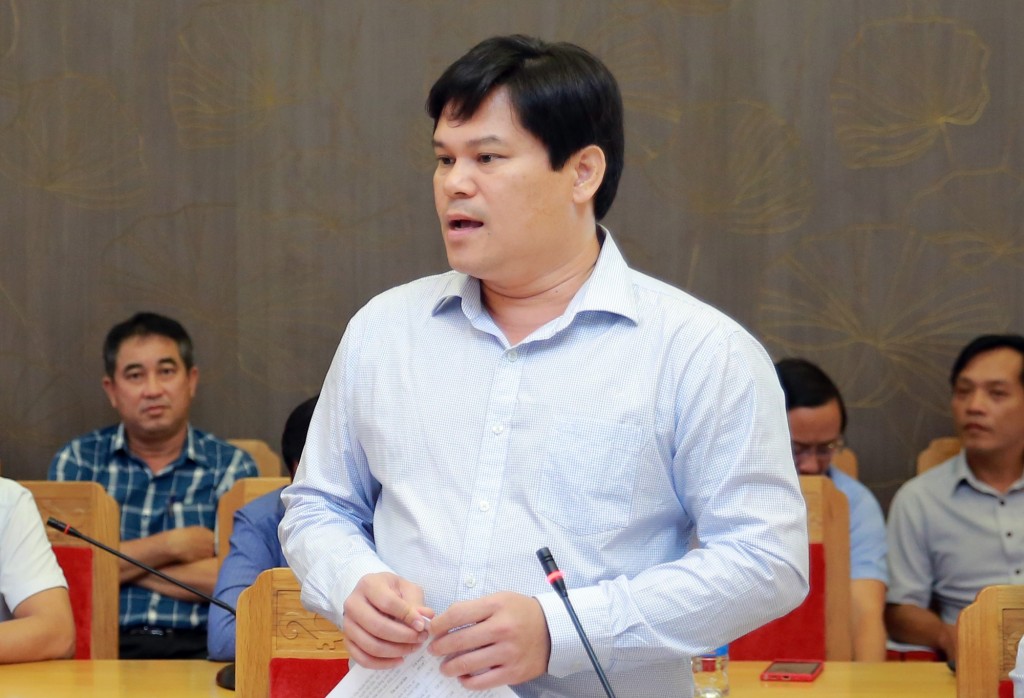 Phó Chủ tịch UBND tỉnh Quảng Ngãi Trần Phước Hiền đề nghị các nhà thầu tập trung khai thác mỏ vật liệu gọn theo một số điểm, giảm thiểu ảnh hưởng đến môi trường và cuộc sống, sinh hoạt của người dân - Ảnh: VGP/Minh Khôi