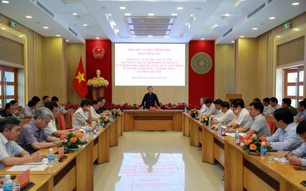 Phó Thủ tướng Trần Hồng Hà: Việc chậm di dời các đường điện cao thế sẽ ảnh hưởng không nhỏ đến tiến độ thi công tuyến cao tốc Bắc – Nam phía đông - Ảh: VGP/Minh Khôi