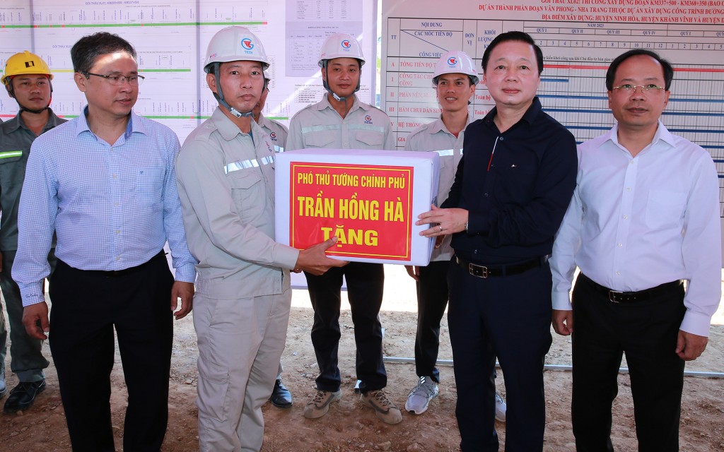 Phó Thủ tướng động viên, mong muốn các kỹ sư, công nhân trên công trường thi công đoạn tuyến cao tốc Vân Phong-Nha Trang nỗ lực, quyết tâm đạt và vượt tiến độ, bảo đảm an toàn, chất lượng - Ảnh: VGP/Minh Khôi