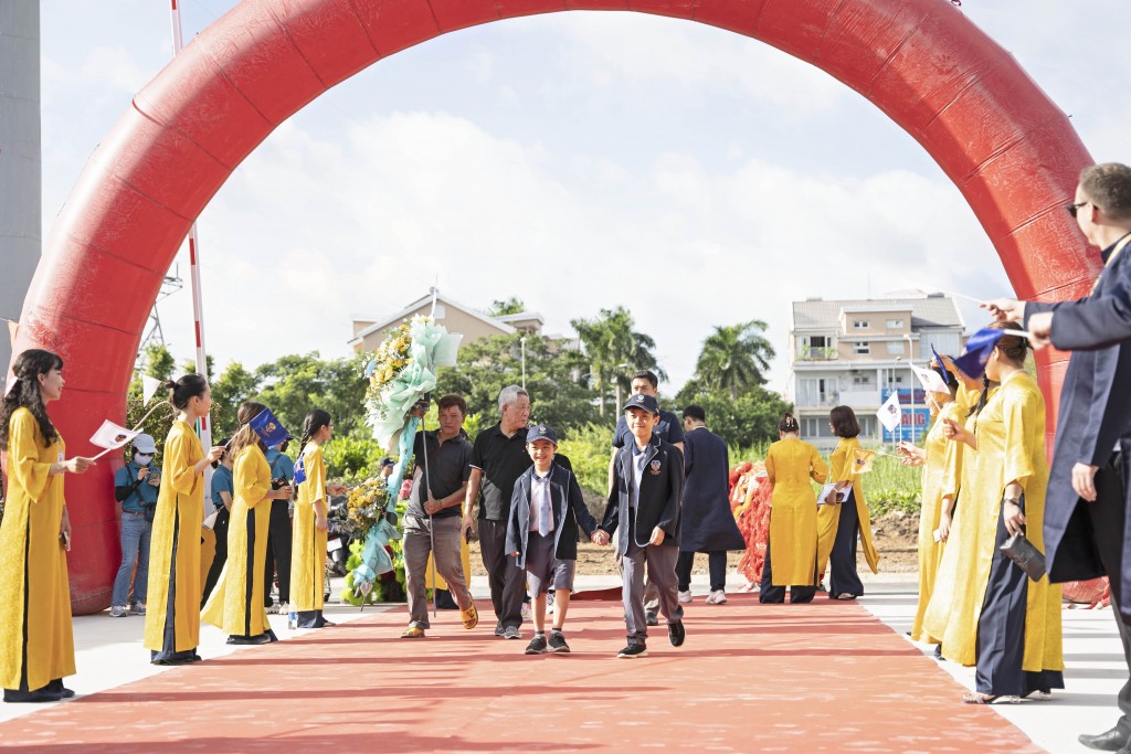 Quý thầy cô trường Victoria School chào đón phụ huynh và học sinh tham dự lễ khánh thành.