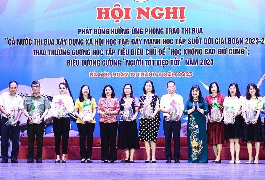 Phó Bí thư Thường trực Thành ủy Hà Nội Nguyễn Thị Tuyến trao kỷ niệm cho các cá nhân đồng hành cùng Quỹ Khuyến học thành phố.