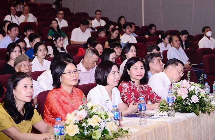 Phó Bí thư Thường trực Thành ủy Hà Nội Nguyễn Thị Tuyến cùng các đại biểu dự hội nghị.