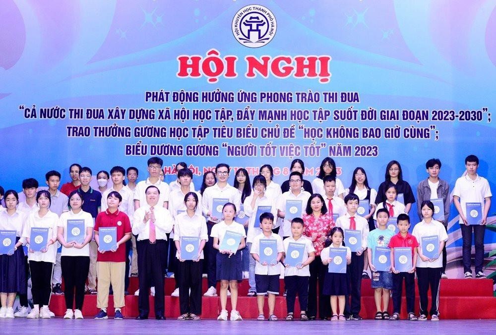 Các đồng chí lãnh đạo Trung ương, thành phố Hà Nội trao thưởng cho học sinh nghèo vượt khó vươn lên.