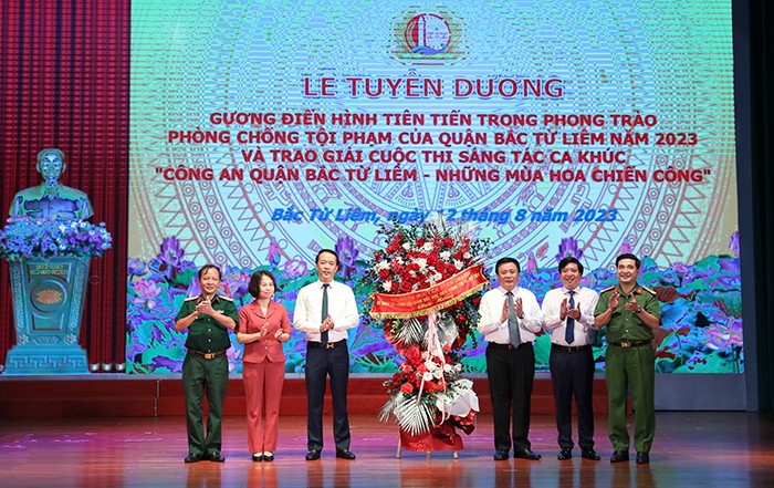 Giáo sư, Tiến sĩ Nguyễn Xuân Thắng, Chủ tịch Hội đồng lý luận Trung ương, Giám đốc Học viện Chính trị Quốc gia Hồ Chí Minh tặng hoa chúc mừng 