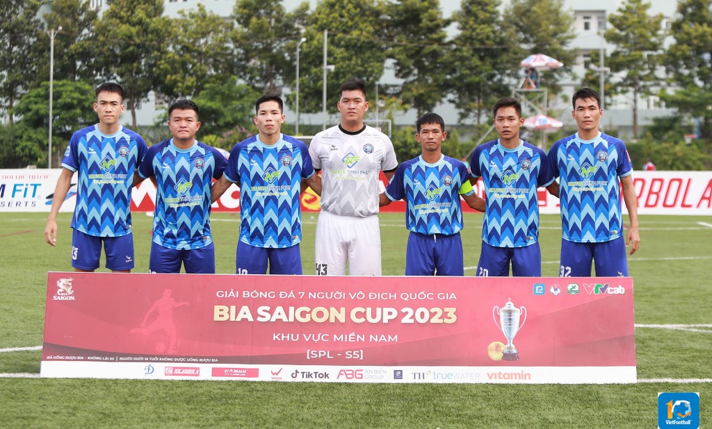 Cầu thủ 2 đội Wteam (trắng, xanh) và Sang Trọng - Thanh Hùng Futsal