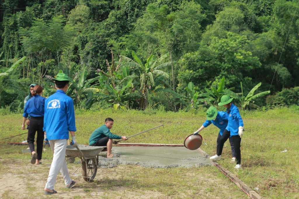 Sinh viên tình nguyện làm Sân bóng thanh niên