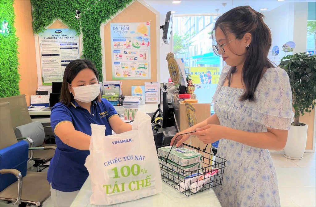  	  Vinamilk sử dụng các túi mua hàng được làm từ 100% nhựa tái chế tại các cửa hàng Giấc mơ sữa Việt 