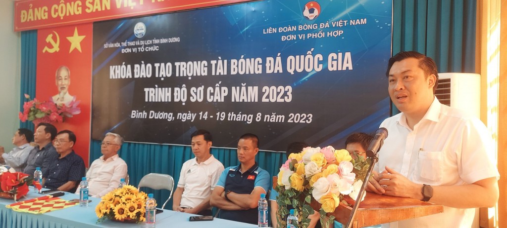 Ông Cao Văn Chóng ,Phó Giám đốc Sở Văn hóa, Thể thao và Du lịch tỉnh Bình Dương - Trưởng Ban tổ chức khóa đào tạo phát biểu khai giảng