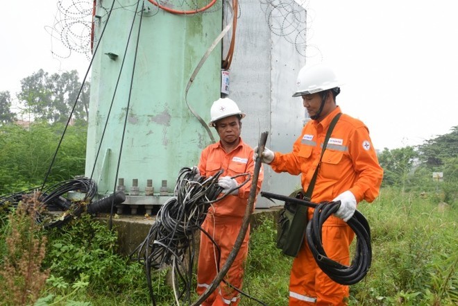 Các đối tượng ngang nhiên tách phần vỏ bọc để lấy lõi đồng tại ngay vị trí gây án