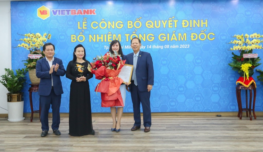 Ông Dương Nhất Nguyên - Chủ tịch HĐQT Vietbank (đầu tiên bên trái), Bà Trần Thị Lâm - Nhà sáng lập, Thành viên Ban Điều hành Vietbank (thứ 2 từ trái qua) và ông Nguyễn Hữu Trung - Phó Chủ tịch HĐQT Vietbank (đầu tiên bên phải) trao hoa và quyết định bổ nhiệm bà Trần Tuấn Anh