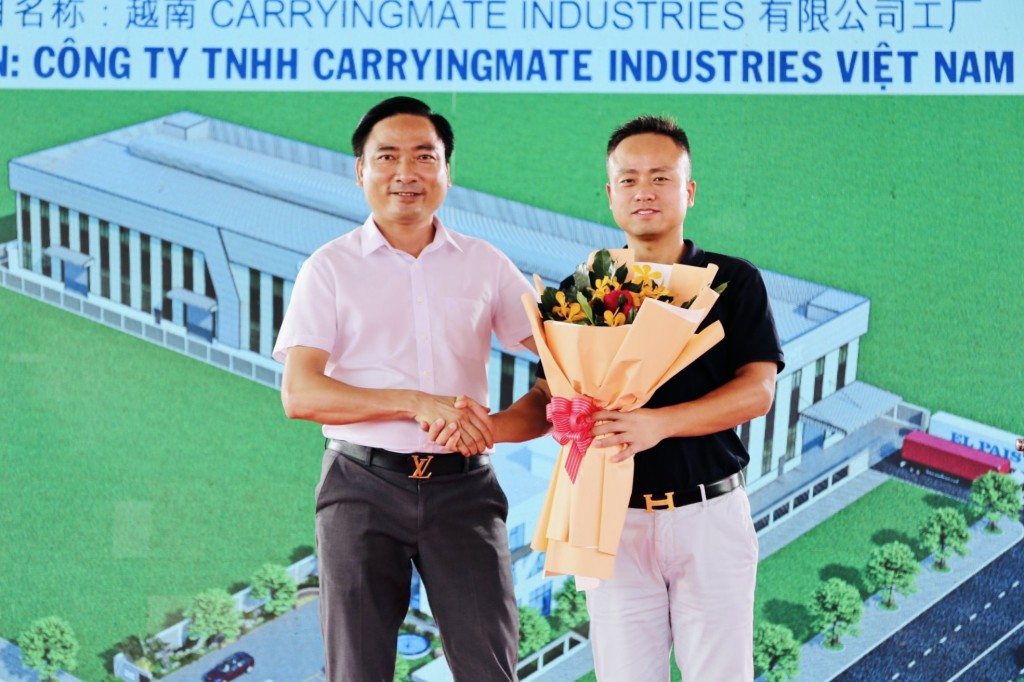 4.	Ông Trần Văn Hiệp, Chủ tịch HĐQT Đại Hoàng Construction (bên tặng hoa chúc mừng ông Mr Ke, Andrew Huafeng Wan cùng Công ty TNHH Carrryingmate Industries Việt Nam