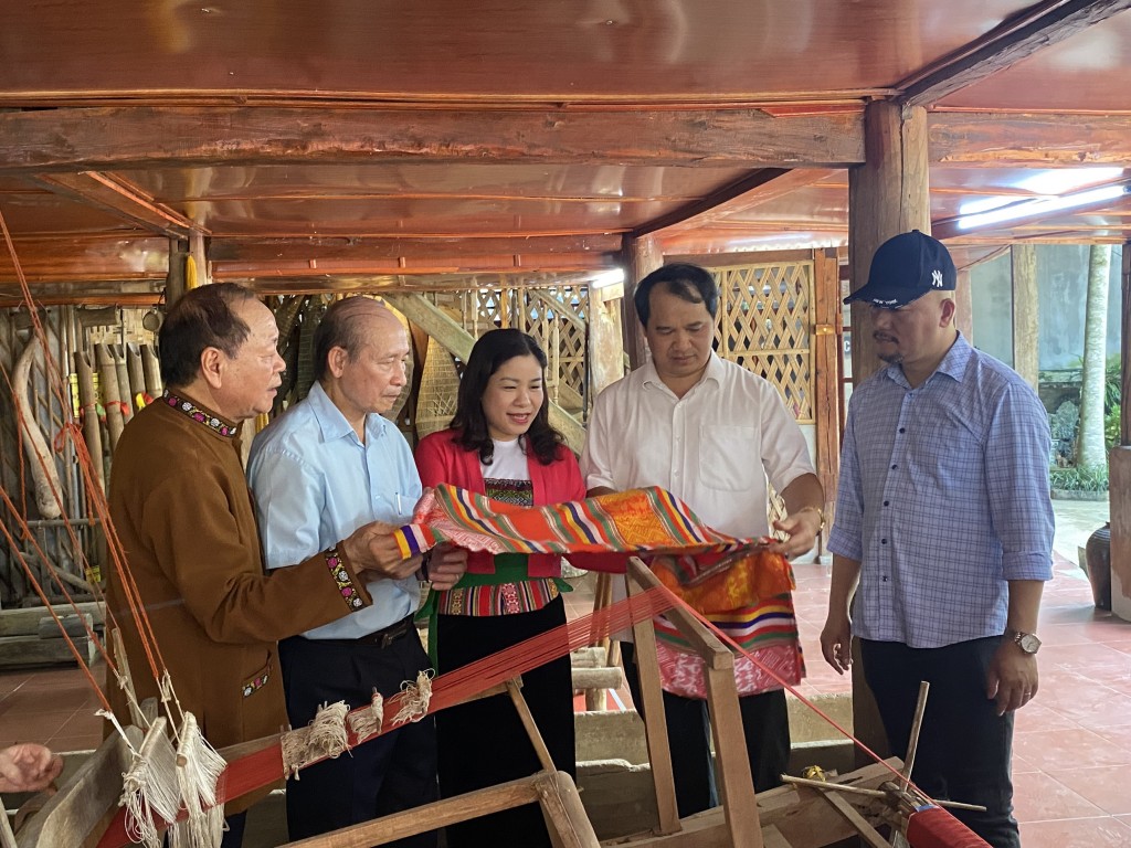 Hội Nhà báo Hà Nội trao kinh phí xây dựng Nhà đại đoàn kết tại tỉnh Hòa Bình