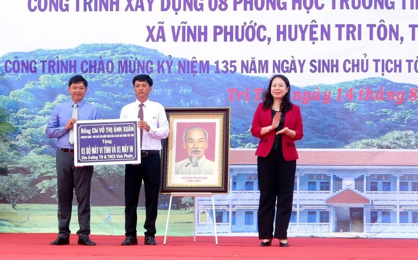 Phó Chủ tịch nước Võ Thị Ánh Xuân tặng bộ máy tính và máy in cho nhà trường.