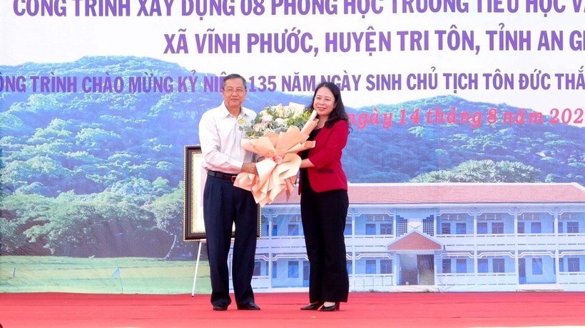 Ông Lê Văn Nưng, Phó Bí thư Thường trực Tỉnh ủy An Giang tặng hoa tri ân Phó Chủ tịch nước Võ Thị Ánh Xuân