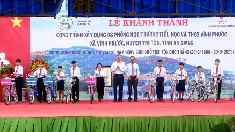 Phó Chủ tịch nước Võ Thị Ánh Xuân trao tặng phần quà, gồm: Tranh đá chân dung Chủ tịch Hồ Chí Minh, bộ máy vi tính cho Trường Tiểu học và THCS Vĩnh Phước; tặng 20 phần quà động viên các học sinh nghèo, hoàn cảnh khó khăn học khá, giỏi của trường; Phó Bí t