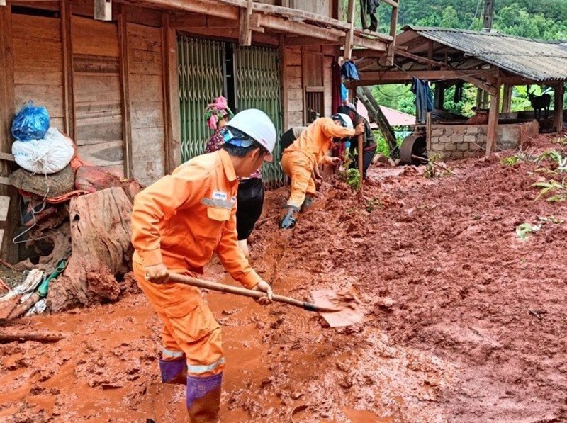 Công nhân Điện lực Tân Uyên PC Lai Châu hỗ trợ bà con khắc phục hậu quả sau mưa lũ, sạt lở đất trong những ngày vừa qua