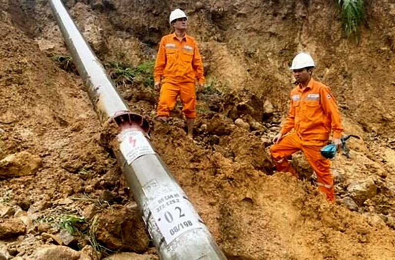 Công nhân ngành điện Lai Châu vượt qua các đoạn đường sạt lở để tiếp cận hiện trường, khắc phục hậu quả mưa lũ, nhanh chóng cấp điện trở lại cho người dân 