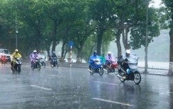 Phía Đông Bắc Bộ và Thủ đô Hà Nội có mưa rào và dông rải rác