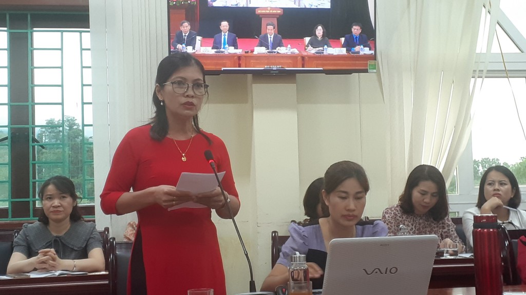 Cô giáo Lê Thị Tuyết Hường phát biểu tâm tư, nguyện vọng từ điểm cầu huyện Điện Biên, tỉnh Điện Biên.