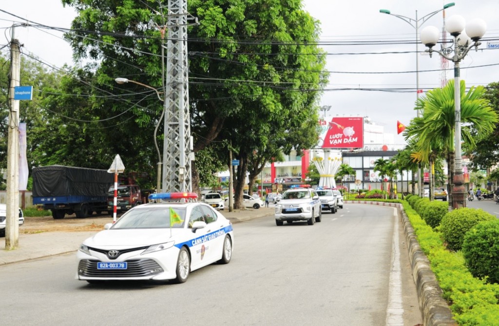 Kon Tum:  Ra quân tổng kiểm soát xe vận tải hành khách và hàng hóa