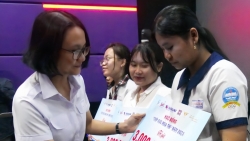 Trao 41 suất học bổng “Tiếp sức mùa thi” cho học sinh khó khăn tại TP Hồ Chí Minh