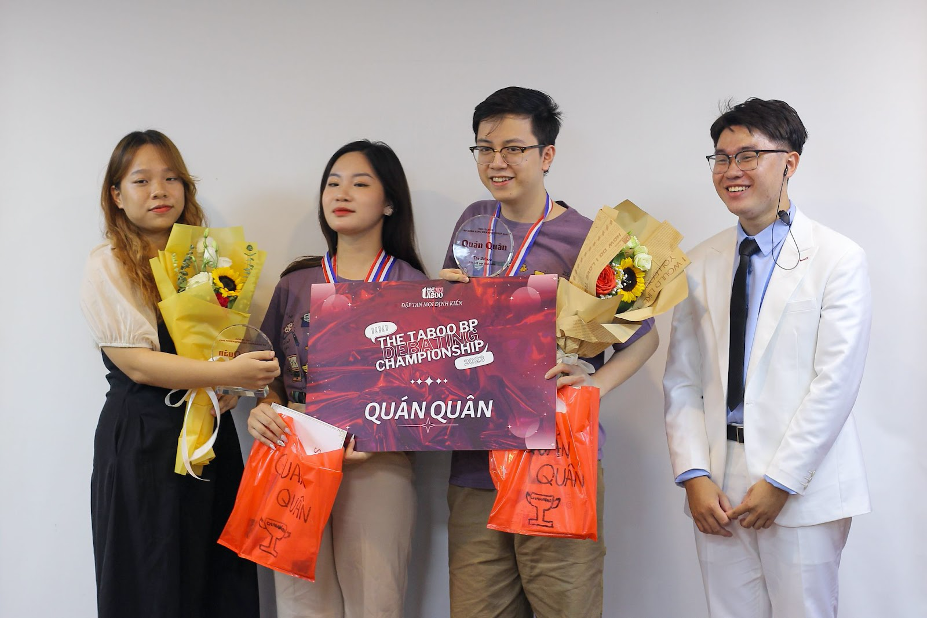 Quán quân The Taboo BP Debating Championship 2023 - Đội thi “8 Tấn Hồ Tây” với 2 thành viên: Đàm Minh Khôi và Đặng Ngọc Anh