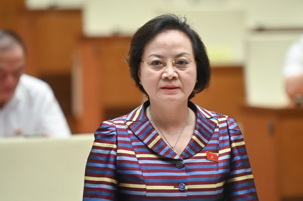 Bộ trưởng Bộ Nội vụ Phạm Thị Thanh Trà trả lời chất vấn sáng 15.8. Ảnh: Quochoi.vn Bộ trưởng Bộ Nội vụ Phạm Thị Thanh Trà trả lời chất vấn sáng 15.8. Ảnh: Quochoi.vn