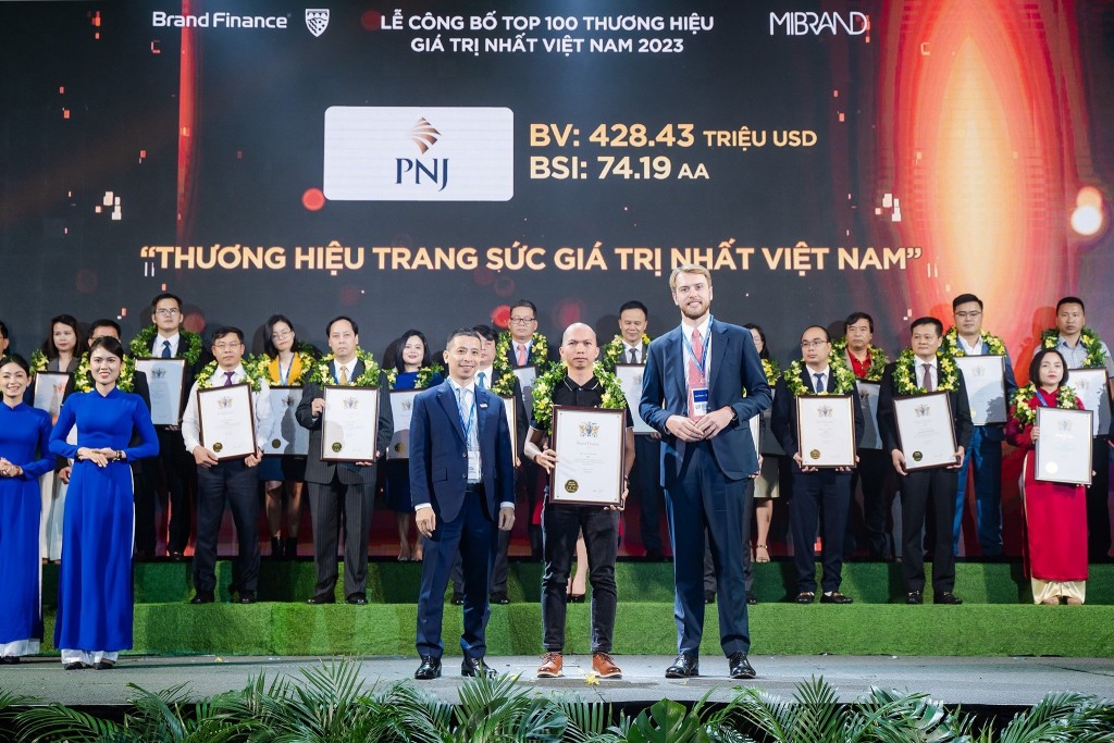 Ông Nguyễn Khoa Hồng Thành - Giám đốc Cao Cấp - Marketing PNJ (ở giữa) đại diện PNJ nhận chứng nhận từ Ban tổ chức (Ảnh: Việt Hùng)