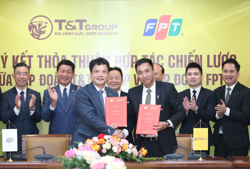 Ông Nguyễn Anh Tuấn, Phó Tổng Giám đốc T&T Group (bên phải) và ông Nguyễn Văn Khoa, Tổng Giám đốc FPT (trái) trao thỏa thuận hợp tác đầu tư dự án T&T City Millennia