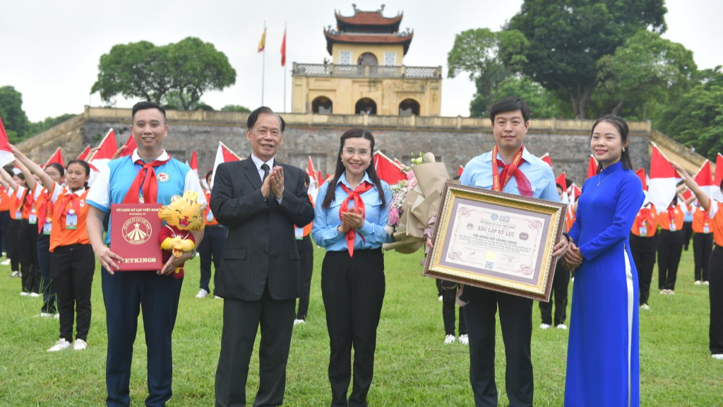 Chỉ huy Đội giỏi đồng diễn cờ Semaphore xác lập kỷ lục Việt Nam