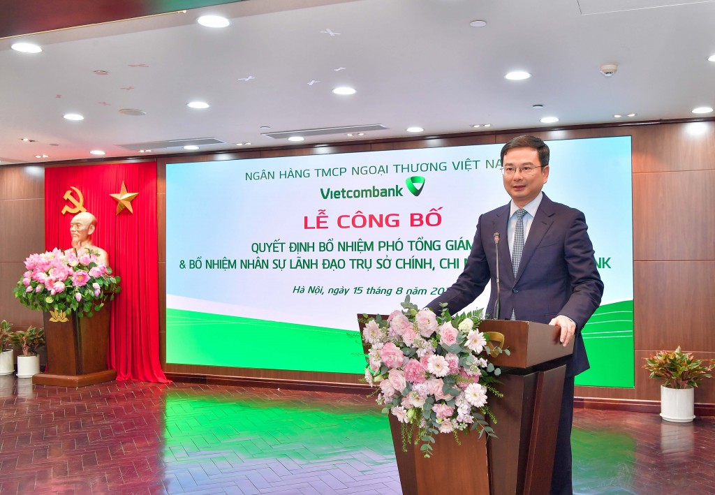 Theo đó, Hội đồng quản trị Vietcombank bổ nhiệm ông Lê Hoàng Tùng, kế toán trưởng Vietcombank giữ chức vụ Phó Tổng Giám đốc Vietcombank và bổ nhiệm ông Hồ Văn Tuấn, Giám đốc Vietcombank chi nhánh Sở Giao dịch giữ chức vụ Phó Tổng Giám đốc Vietcombank kể từ ngày 15/8.  Với việc bổ nhiệm thêm 2 Phó Tổng giám đốc, Ban điều hành Vietcombank hiện có 1 Tổng giám đốc và 9 Phó Tổng giám đốc.  Cùng với đó, Hội đồng quản trị Vietcombank giao bà Lê Thị Huyền Diệu làm người phụ trách kế toán của Vietcombank kể từ ngày 15/8 cho đến khi có quyết định mới; Điều động và bổ nhiệm ông Đặng Kiên Định, Trưởng Ban Kiểm tra nội bộ Trụ sở chính giữ chức vụ Giám đốc Vietcombank chi nhánh Sở Giao dịch.