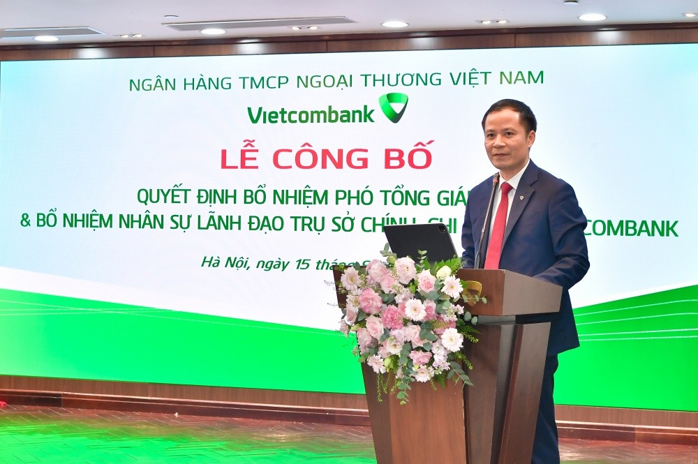Đồng chí Lê Hoàng Tùng- Phó Tổng Giám đốc Vietcombank đại diện cho các nhân sự được bổ nhiệm phát biểu tại buổi Lễ
