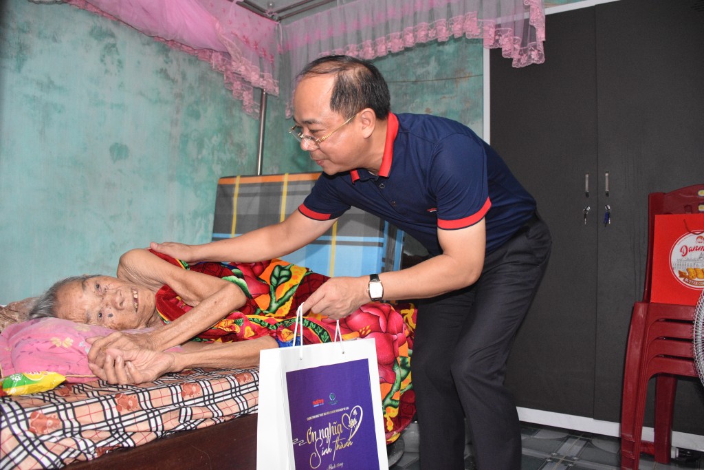 Tổng Biên tập Nguyễn Mạnh Hưng đã trao quà tới Mẹ Việt Nam anh hùng Trần Thị Dẩm (95 tuổi) tại xã Kỳ Hải - Kỳ Anh - Hà Tĩnh.JPG