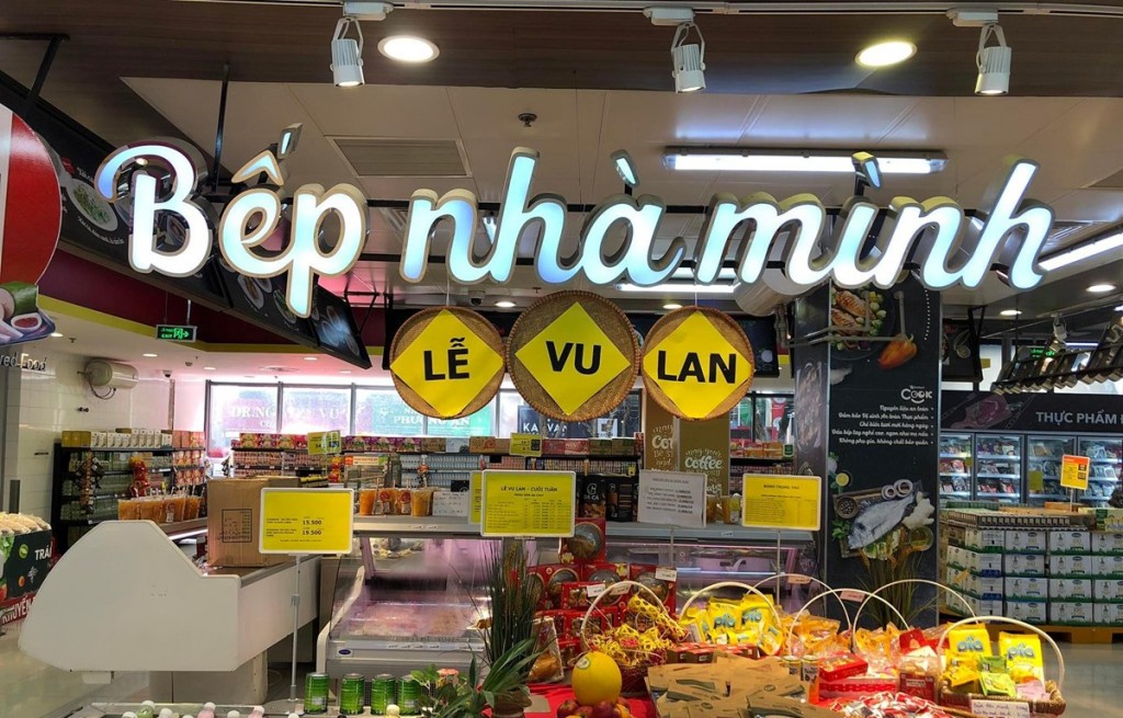 thực phẩm chay ăn sẵn hút khách mùa vu lan (Ảnh: Vietnamplus)