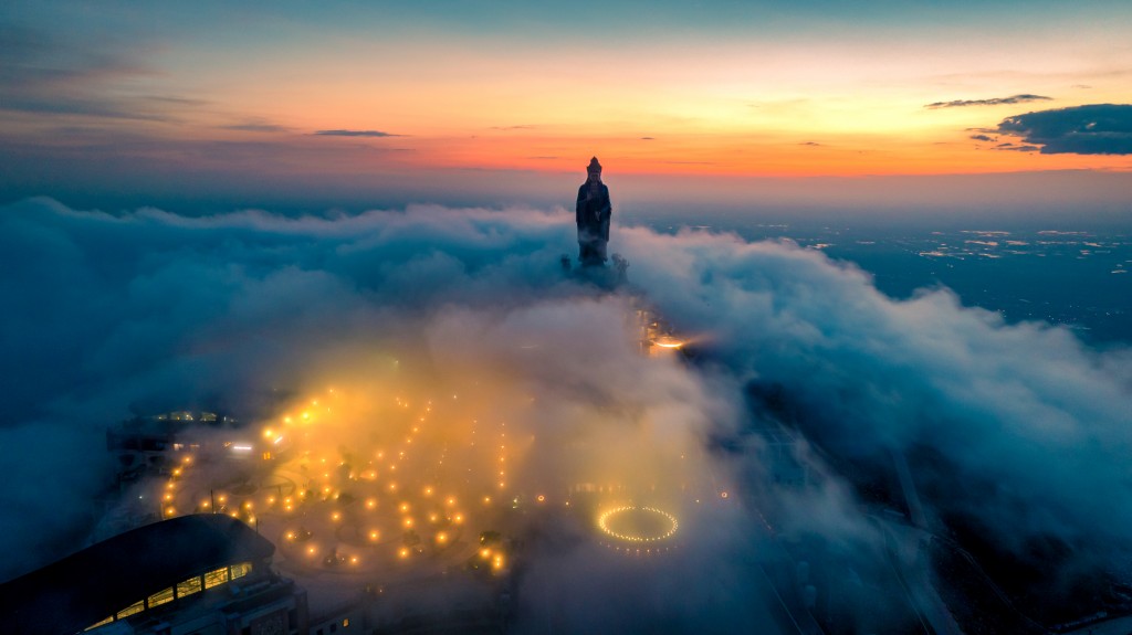 Đỉnh núi Bà Đen huyền ảo trong mây. Ảnh: Nguyễn Minh Tú