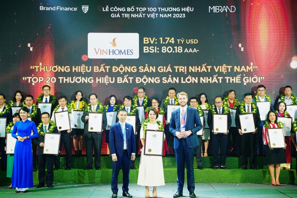 Bà Nguyễn Thu Hằng - Tổng Giám đốc Công ty Cổ phần Vinhomes nhận bằng chứng nhận Top 20 thương hiệu bất động sản giá trị nhất Thế giới